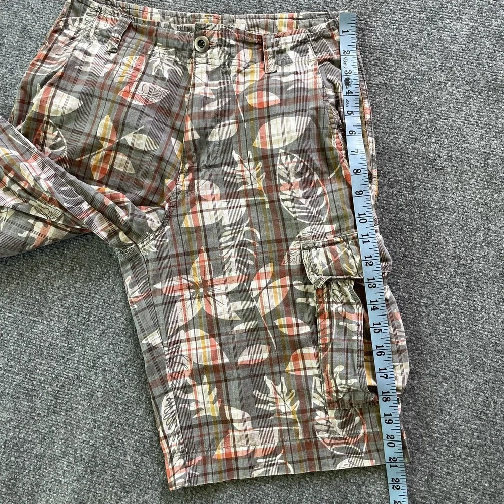 Plugg Shorts Mens 29 Floral Grey Plaid Cargo Relaxed Fit 11 Inch Beach Baggy Y2K